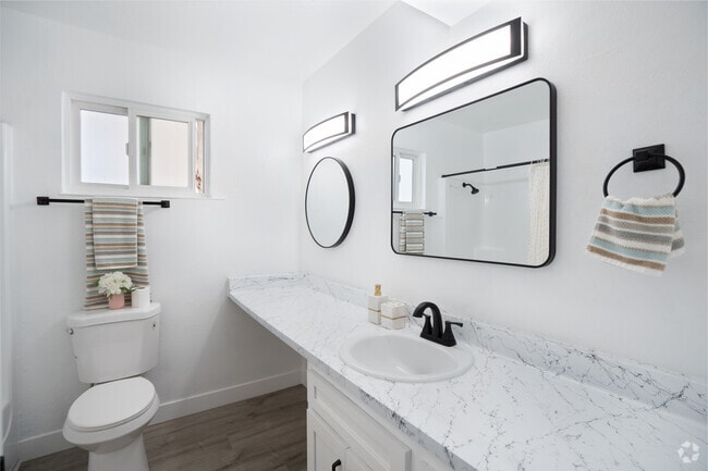 2BR, 1.5BA - 1000SF - Bathroom - Leafy Grove
