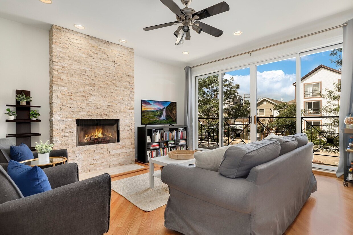 Upstairs Living Room - 1541 W Chestnut St
