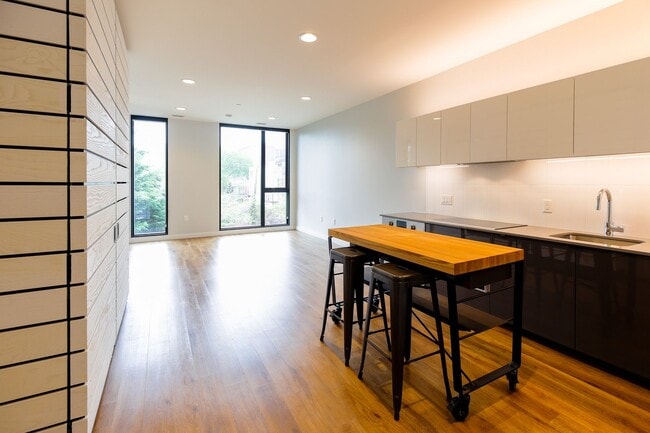 Foto del edificio - Terrific One Bedroom Condo in Truxton Circle!