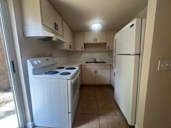 Building Photo - Renovated Beautiful 2 Bed 1.5 Bath Townhom...
