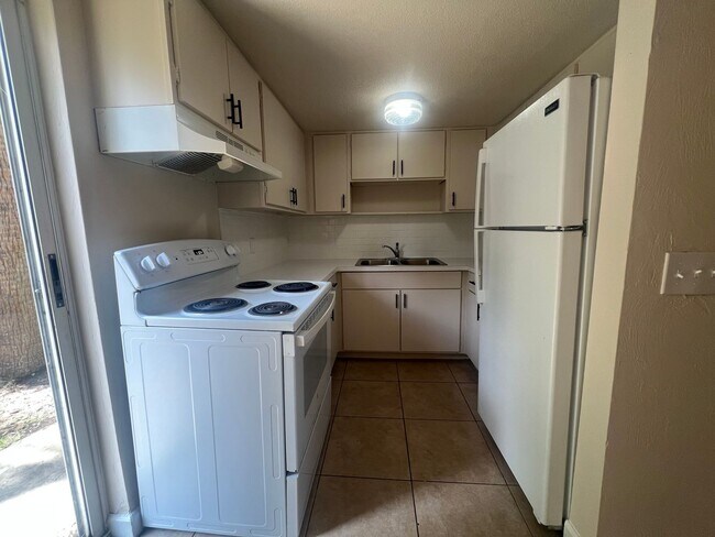 Foto del edificio - Renovated Beautiful 2 Bed 1.5 Bath Townhom...