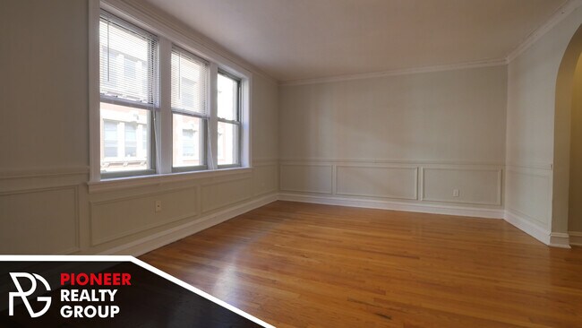 Building Photo - 435 W Surf St