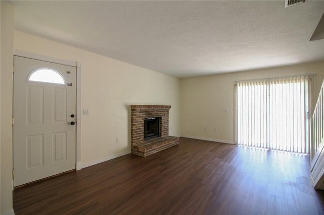 Building Photo - 1100 Lowry Ave