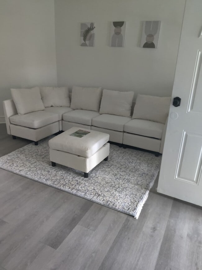 Building Photo - 310 E Eleanor St