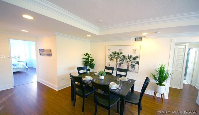 Foto del edificio - 8949 Harding Ave