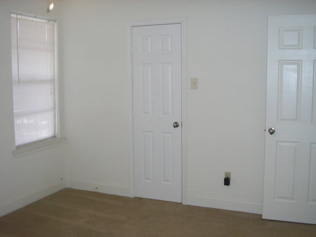 Building Photo - 2317 W Metairie Ave