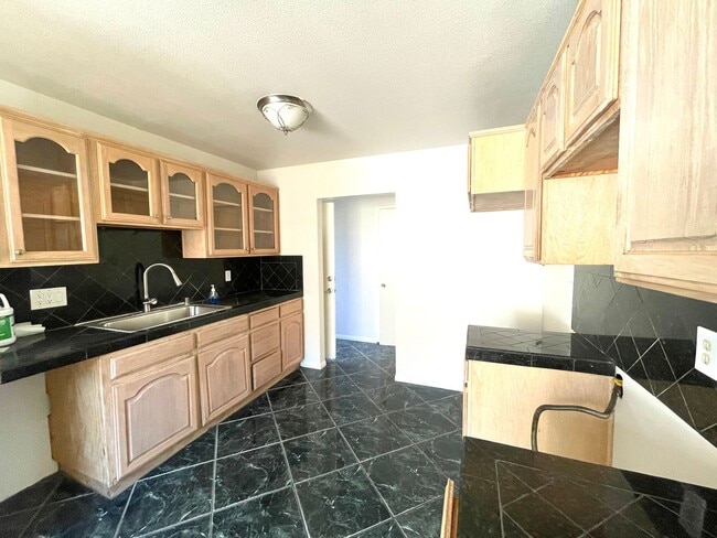 Foto del edificio - Newly painted Four Bedroom Two Bathroom Ho...