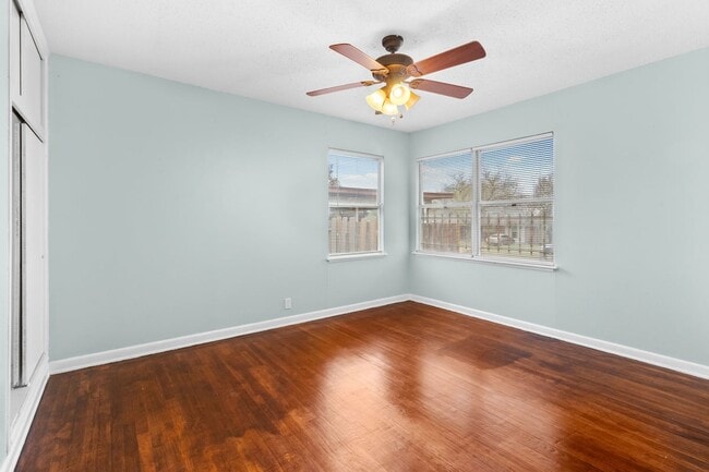 Foto del edificio - 527 Lively Dr