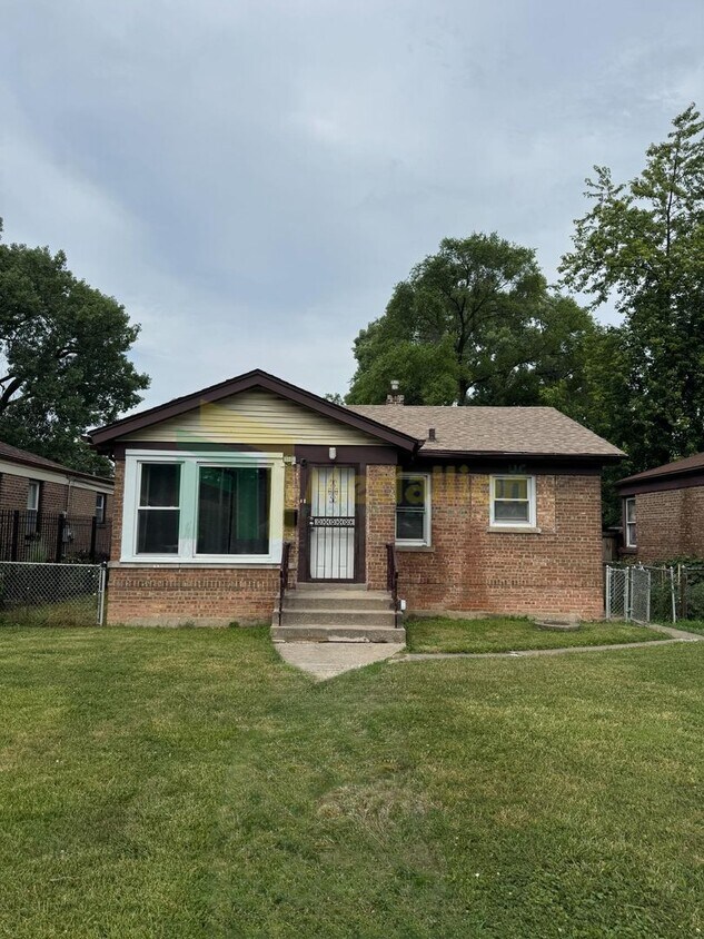 Foto principal - Beautifully Updated 4BR/1BA Home with Fini...