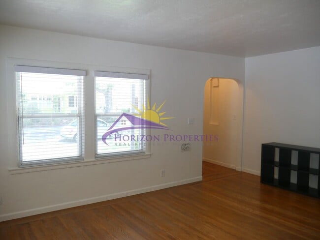 Building Photo - Remodeled 2 Bed 1 Bath 926 Sq. Ft. in East...