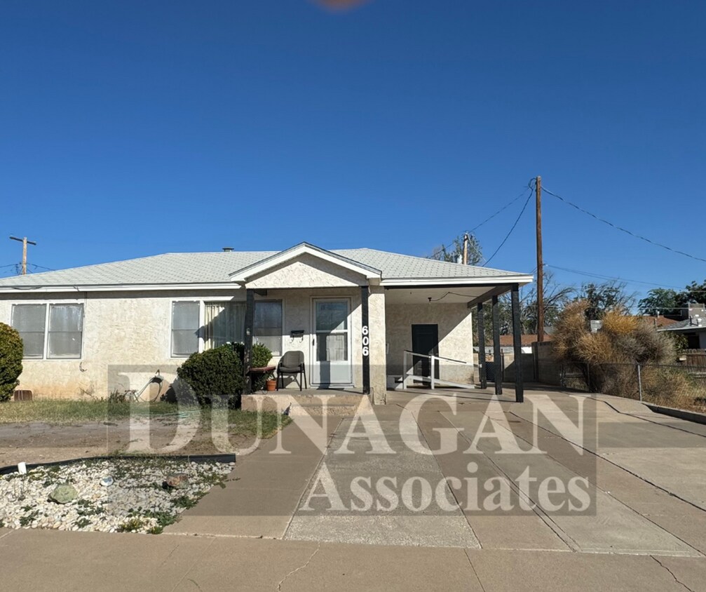 606 N Oak St, Carlsbad, NM 88220 House Rental in Carlsbad, NM