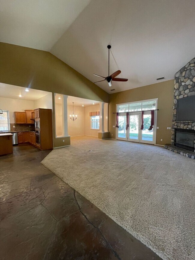 Foto del edificio - Beautiful 3BR/2BA Home in Prime Visalia Lo...