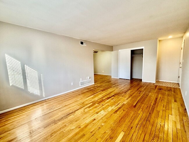 Foto del edificio - Charlotte Square - 3330-3368 Charlotte St.