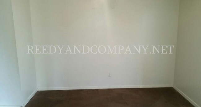 Building Photo - Darling Duplex! Great for Roommates!!
