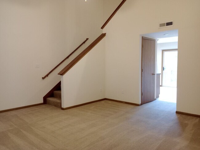 Foto del edificio - 701-703 Glenstone Dr.