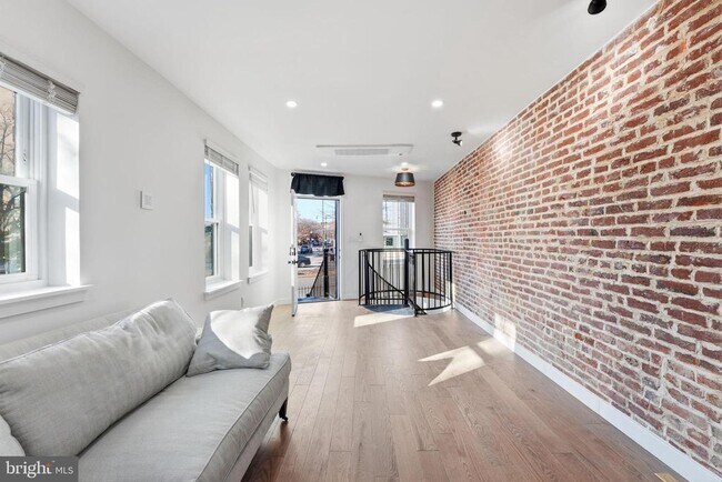 Foto del edificio - 718 Rhode Island Ave NW