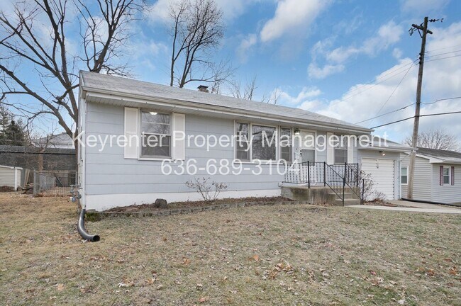 Foto del edificio - COMING SOON!! Charming 3-Bedroom Home in a Prime Saint Charles Location!