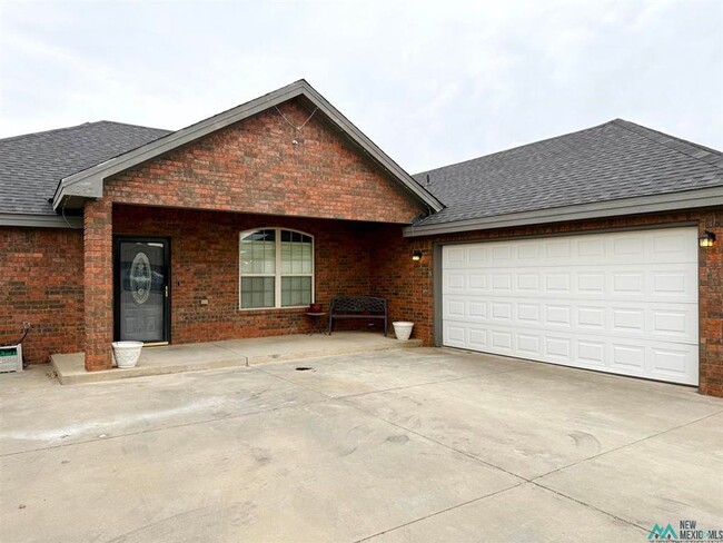 Building Photo - 1347 Oakwood Cir