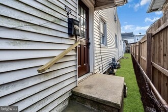 Building Photo - 210 Kossuth St