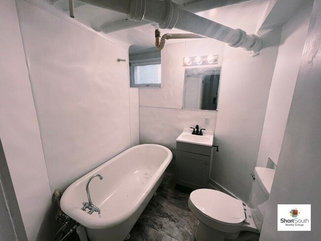 Building Photo - Updated Lower 1 Bedroom Apartment off S Pa...