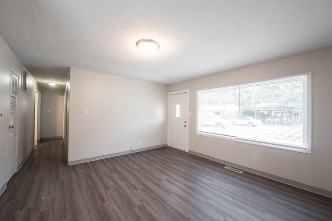 Foto del edificio - "Charming 3-Bed, 2-Bath Retreat in Indiana...