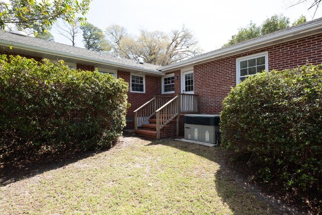 Building Photo - Students Welcome