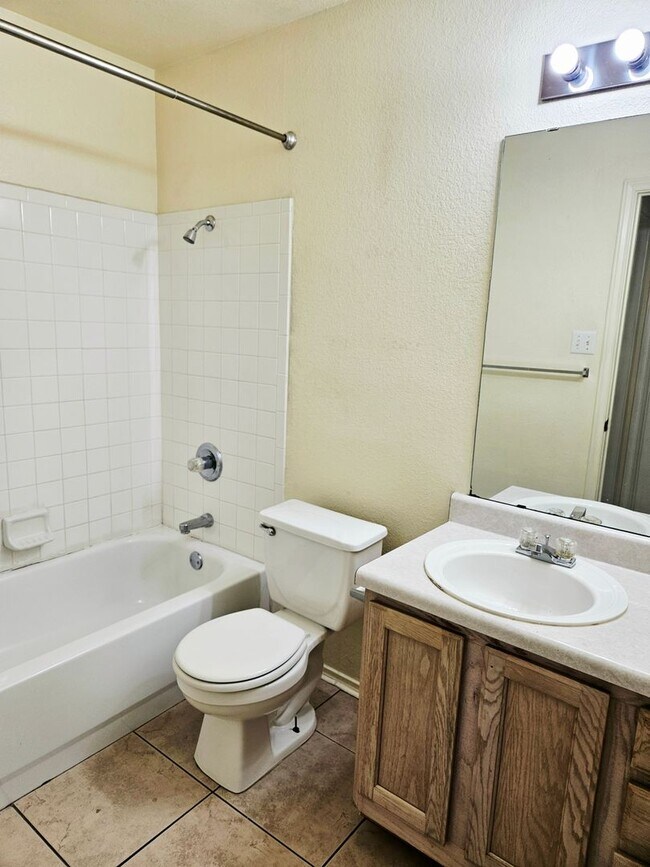 Building Photo - 1303 Fox Creek Dr