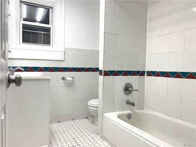 Building Photo - 162-28-162-75 75th Ave