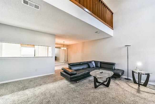 Building Photo - 13756 Hollowgreen Dr