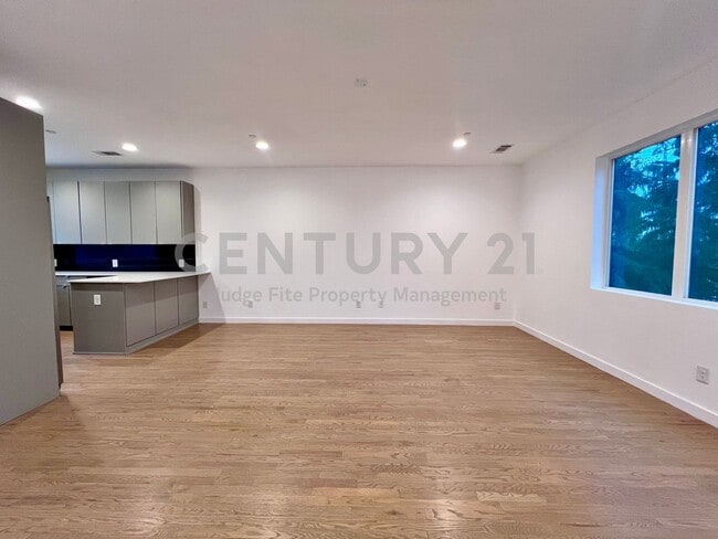 Building Photo - Beautiful 4-Story 2/2.5/2 in GREAT LOCATION For Rent!