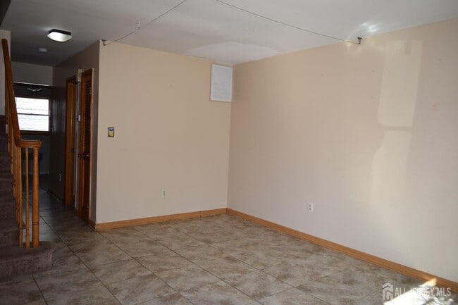 Building Photo - 172 Roosevelt Ave