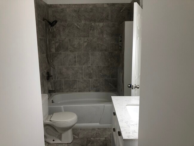 Building Photo - 108 N Erie St