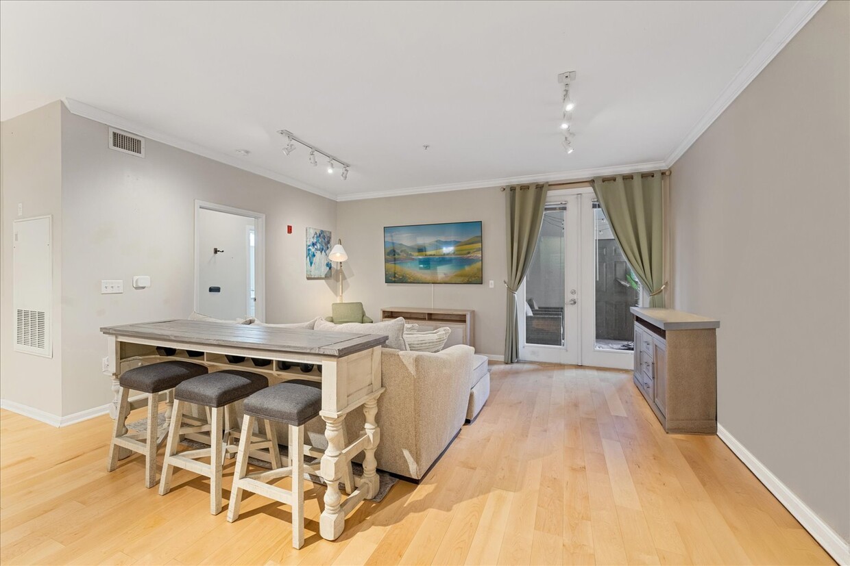 Foto principal - 1000 Providence Pl