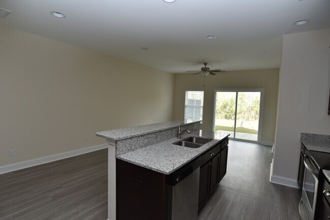 Foto del edificio - Richmond Hill- 3Br, 2 1/2 Bath Townhome
