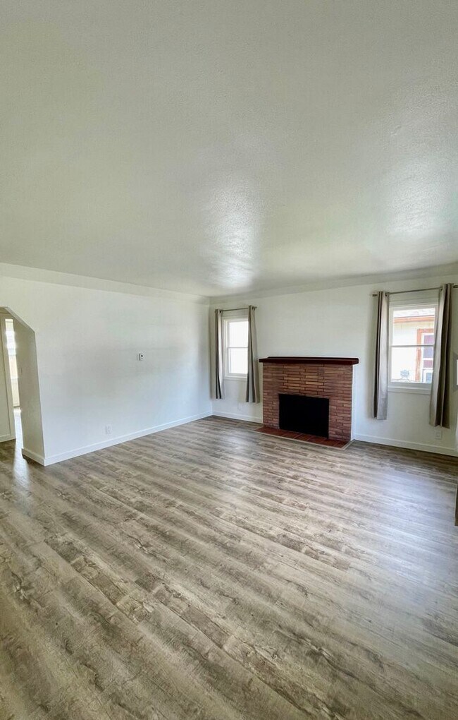 Building Photo - Freshly renovated 2bdrm, 1 bath house with...