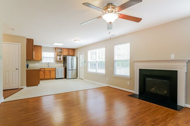 Foto del edificio - 5825 Bryanstone Pl