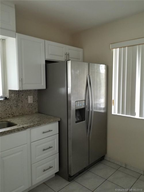 Foto del edificio - 325 Lakeview Dr