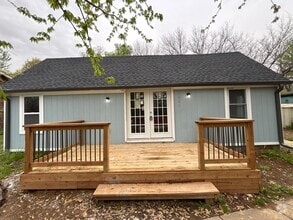 Building Photo - 2021 Sunset Dr