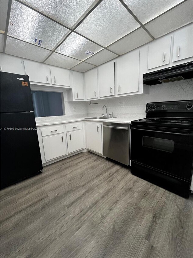 Foto principal - 8301 Sands Point Blvd