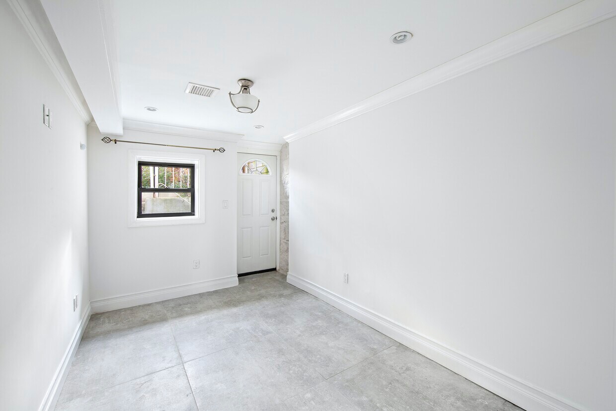 Primary Photo - 106 Harman St