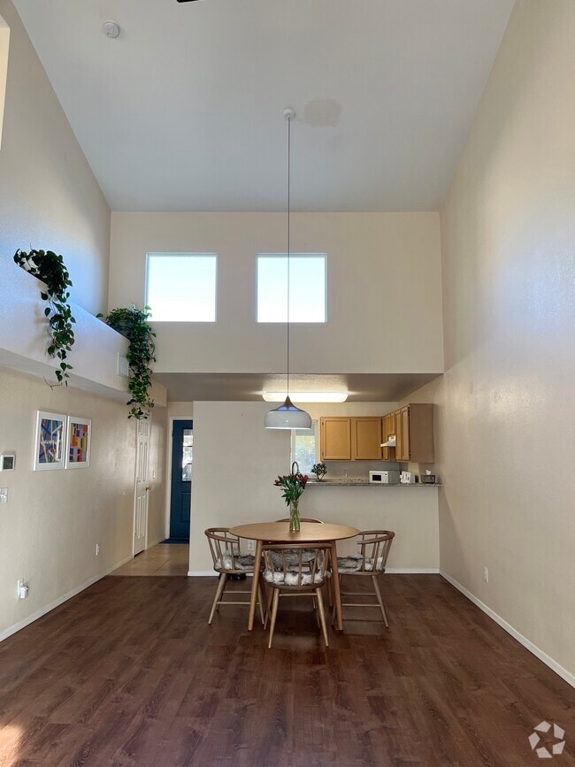 Miracle Mile Manor Apartments for Rent with Parking Tucson, AZ 1