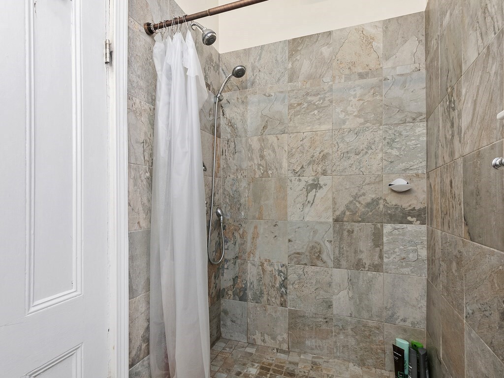 Foto principal - 304 Bunker Hill St