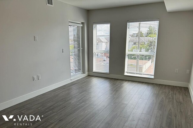 Photo du bâtiment - ERA Apartment For Rent 423-22265 Dewdney T...