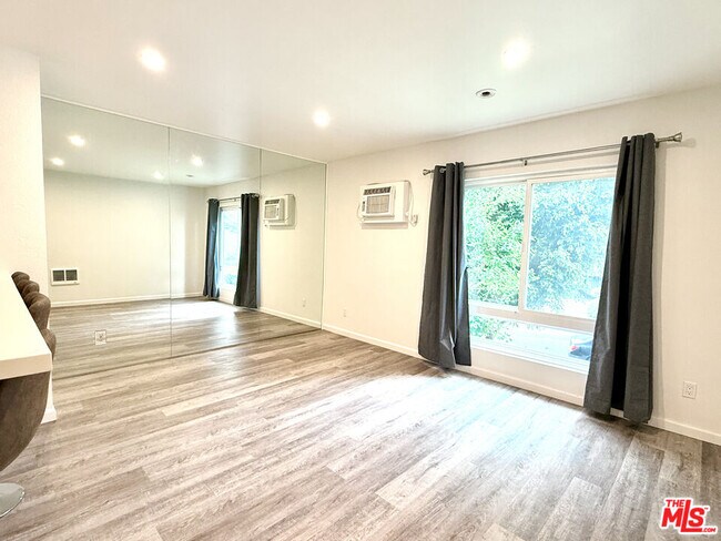 Foto del edificio - 1222 N Olive Dr