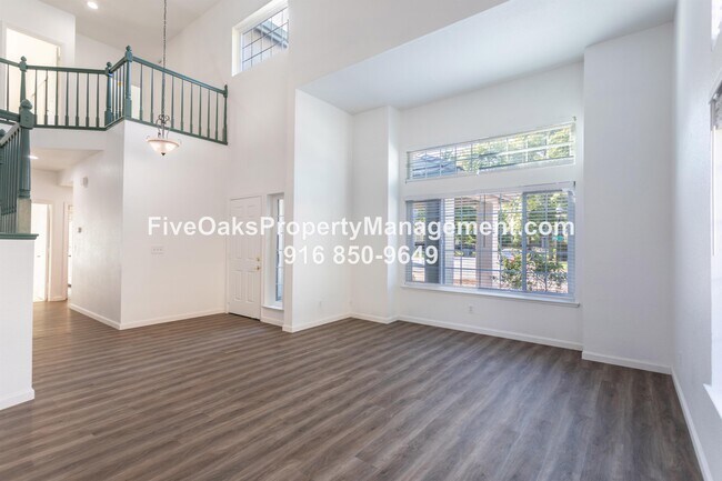 Foto del edificio - 112 Elkins Cir