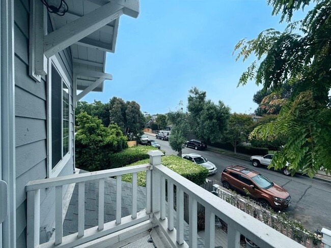 Building Photo - Welcome to This Charming 3BR/2BA Ocean Beach Coastal Home