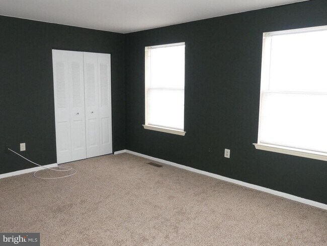 Building Photo - 1004 Village Green Dr
