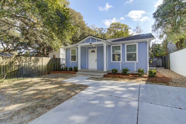 Foto del edificio - Renovated 3BR/2BA Home for Rent in North Charleston Granite Countertops Stainless Steel Appliances