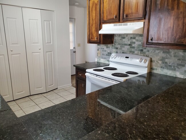 Building Photo - 139 Country Town Dr
