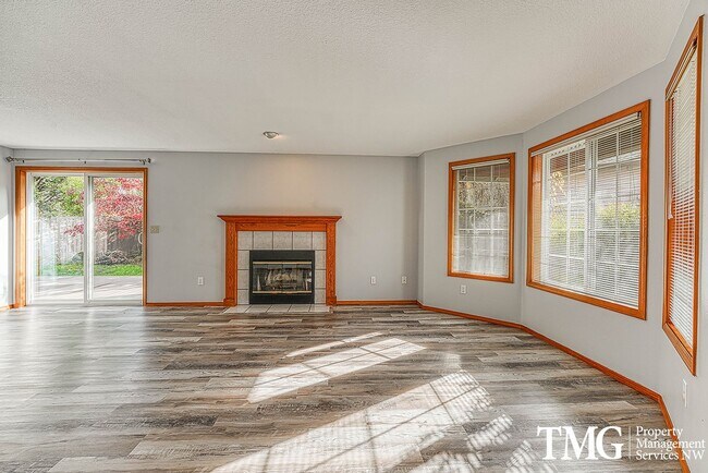 Foto del edificio - Bright 3 Bed 2 Bath Pet Friendly Ranch Hom...